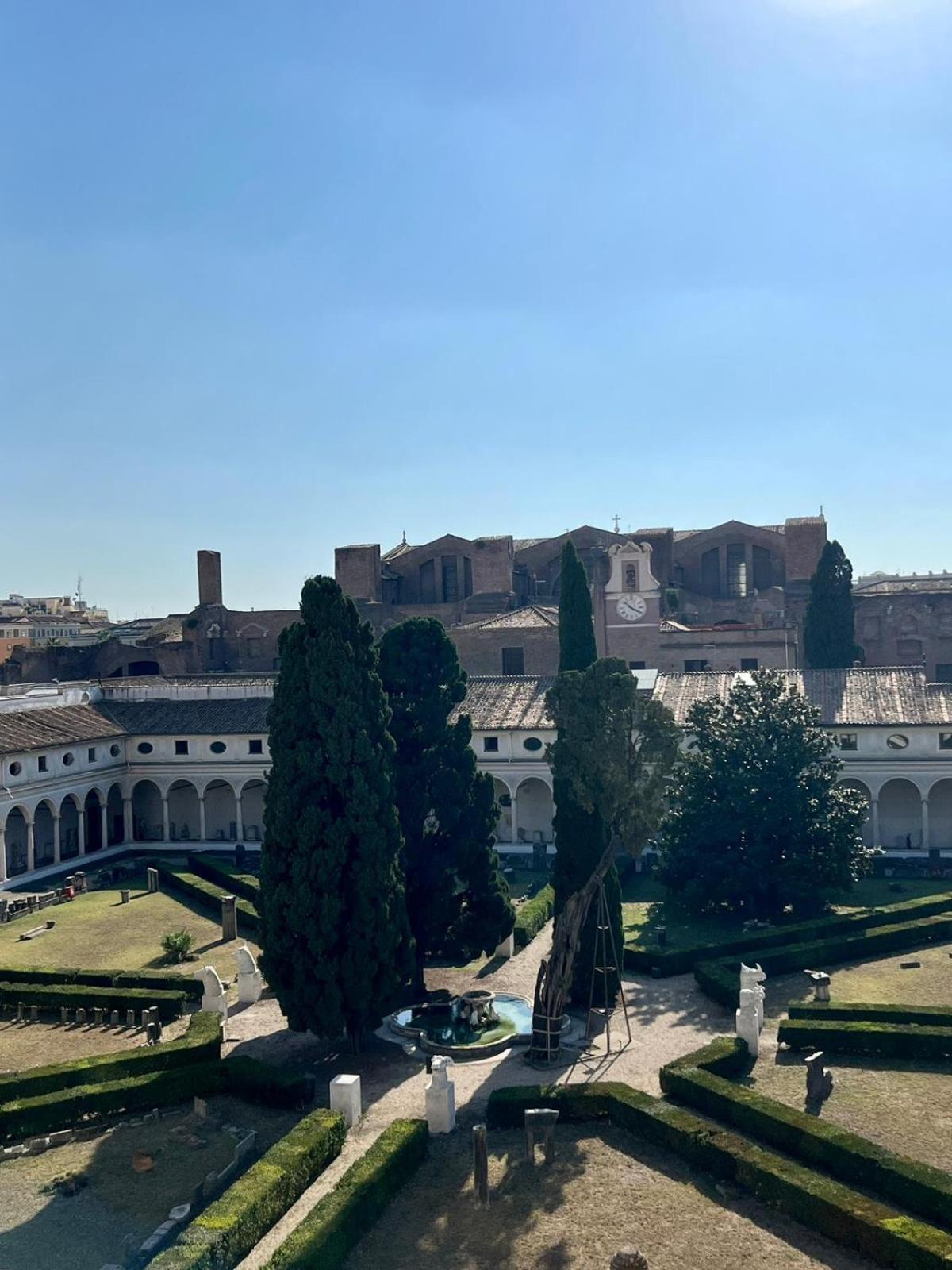 Camera X2 Con Magnifica Vista Sul Chiostro Di Michelangelo E Le Terme Di Diocleziano Rome Luaran gambar