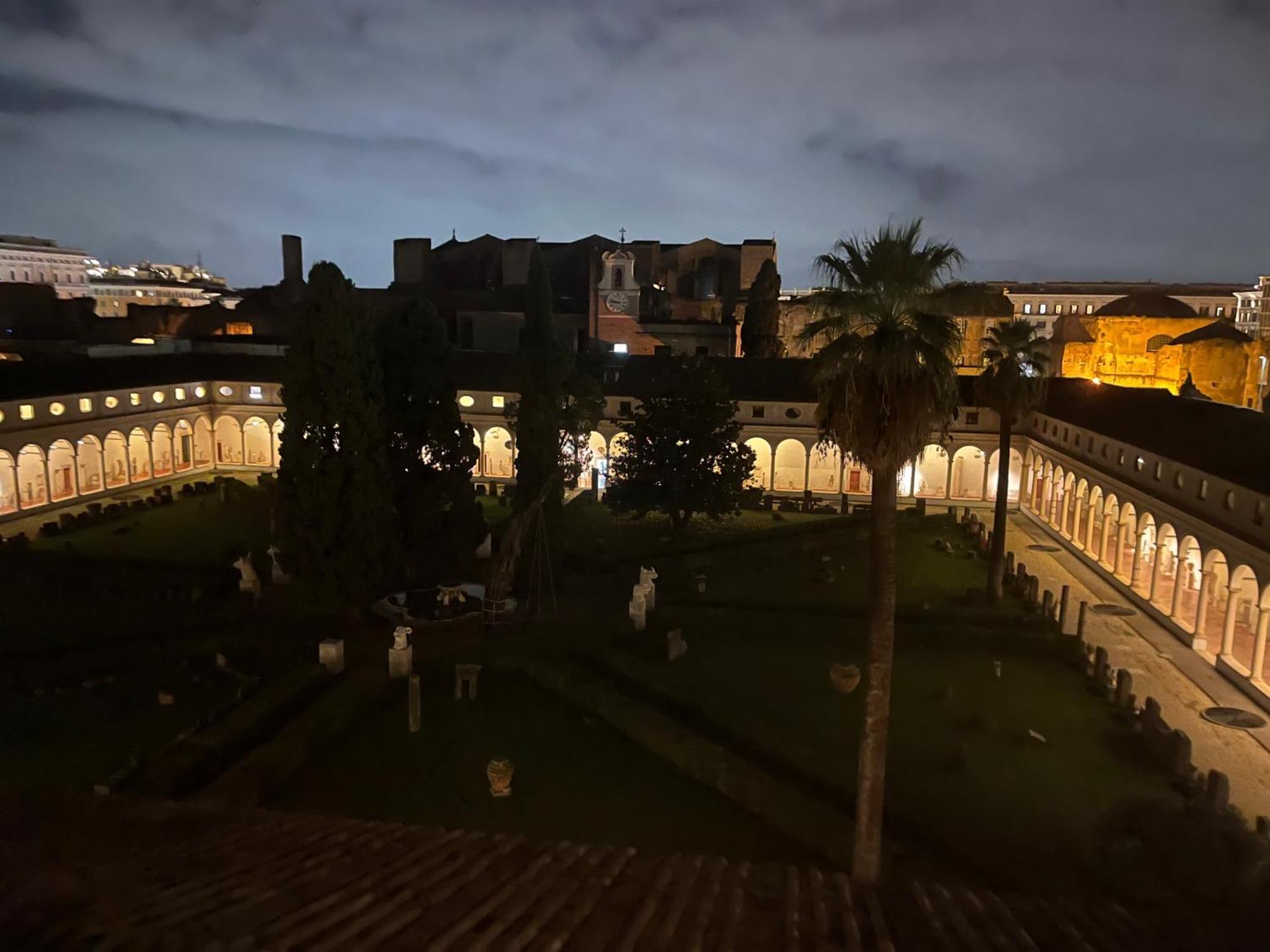 Camera X2 Con Magnifica Vista Sul Chiostro Di Michelangelo E Le Terme Di Diocleziano Rome Luaran gambar