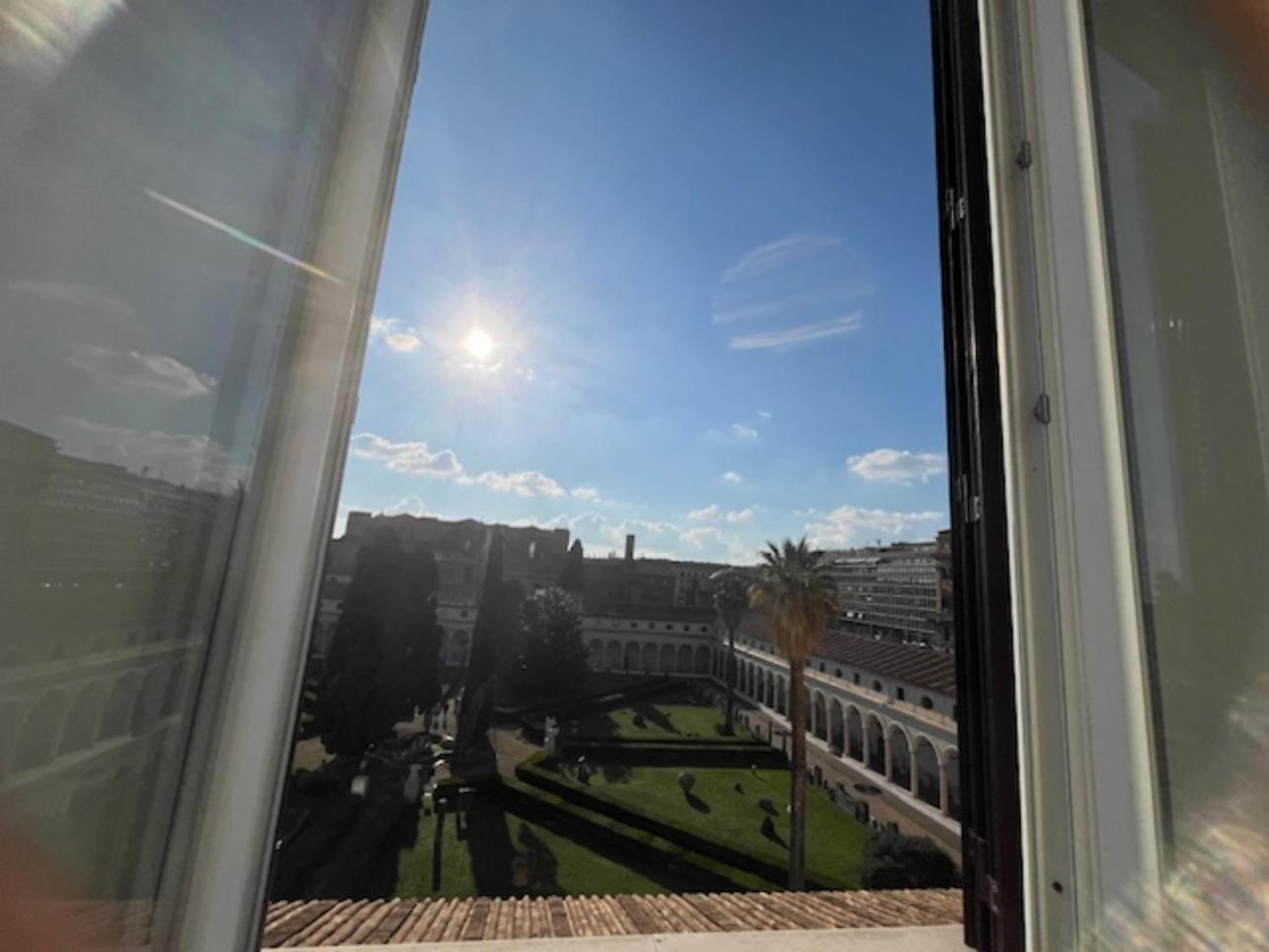 Camera X2 Con Magnifica Vista Sul Chiostro Di Michelangelo E Le Terme Di Diocleziano Rome Luaran gambar